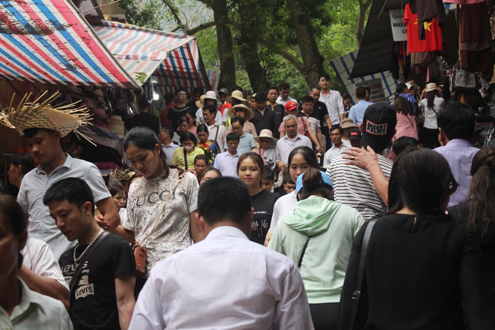 Hàng vạn du khách đổ về chiêm bái chùa Hương mỗi ngày Tết 